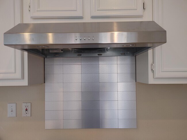 Range Hood with Stainless Backsplash - 17528 Yellowwood Way