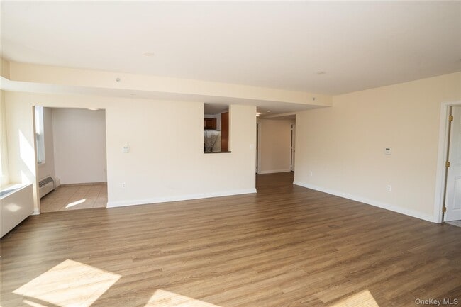 Building Photo - 300 E Overlook