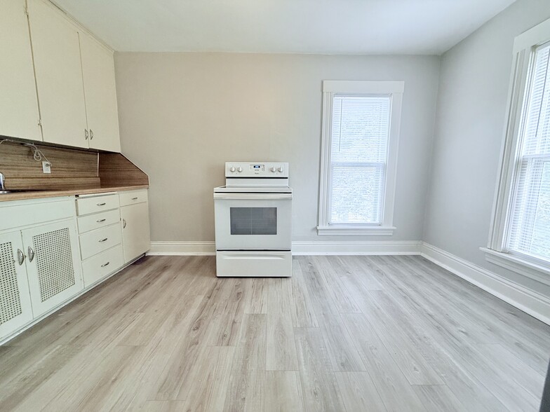 Kitchen - 900 W Parker St