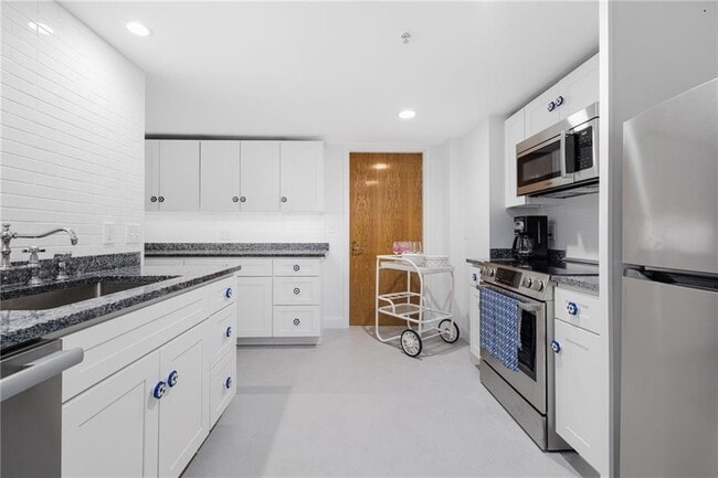 Building Photo - 53 Conanicus Ave