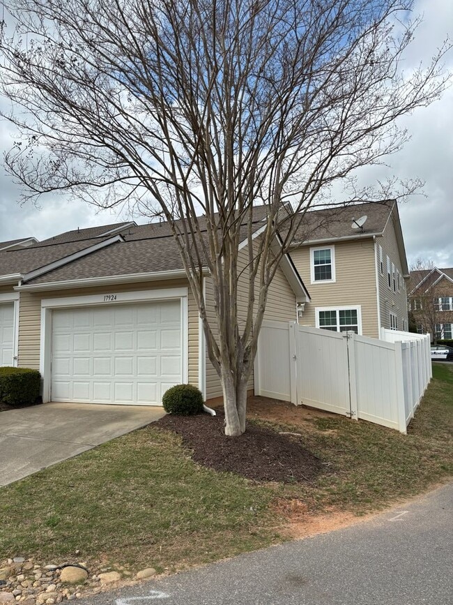 Building Photo - Renovated 3Bd, 2.5Ba End Unit Lake Norman Townhome with Fenced-in Yard and 1 Car Garage Coming Soon