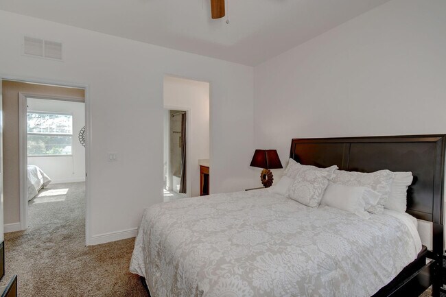 Building Photo - 495 NE Abaca Way