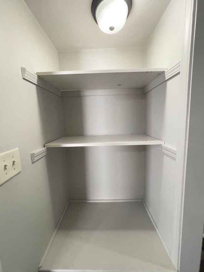 Building Photo - PRELEASING for AUGUST! Close to Campus