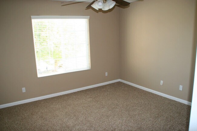 Building Photo - Great home for rent in Visalia!