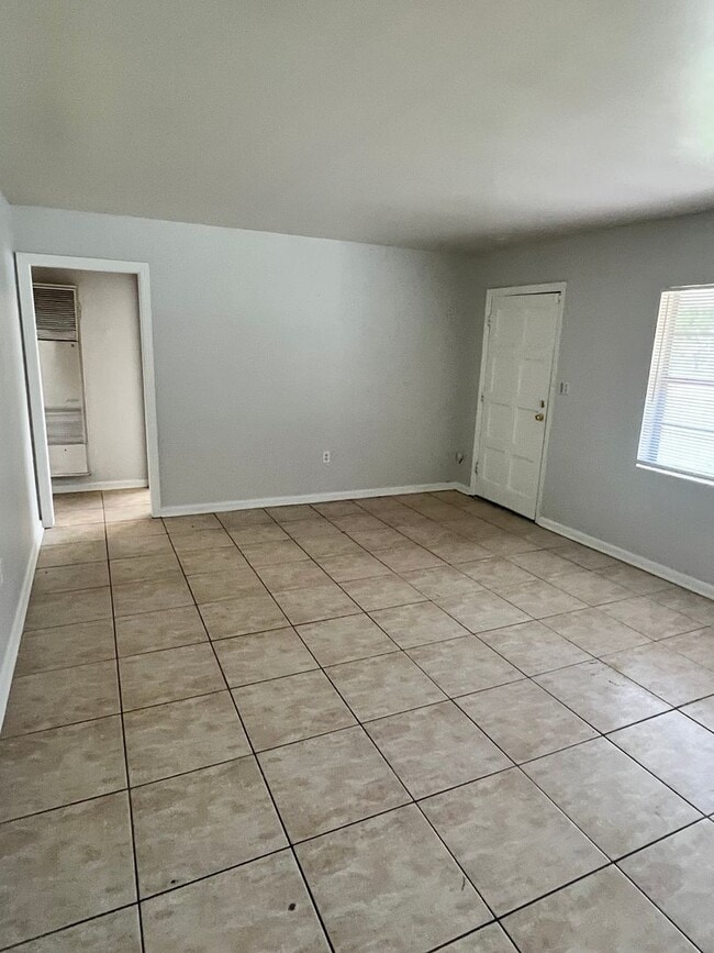 Building Photo - 2 BEDROOM 1 BATH SINGLE FAMILY HOME WITH A SEPARATE DEN (POSSIBLE 3RD BEDROOM)