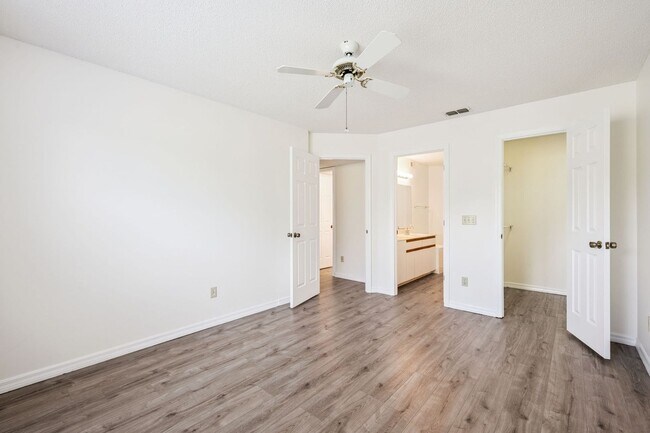 Building Photo - Ground Floor 2 Bed / 2 Bath with New Flooring