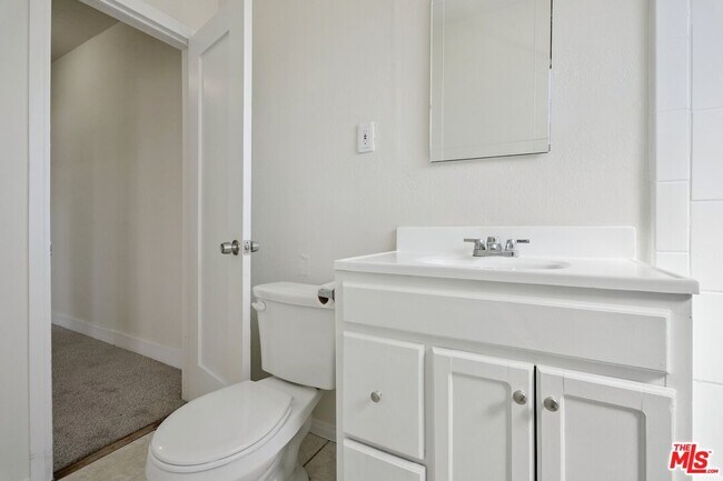 Building Photo - 1464 3/8-1464 W 35th Pl