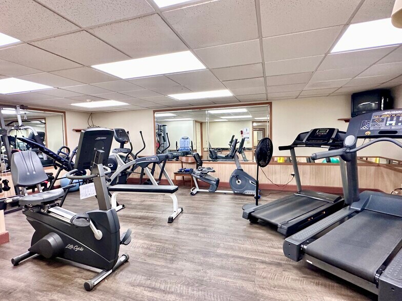 Building Photo - 2505 East Ave