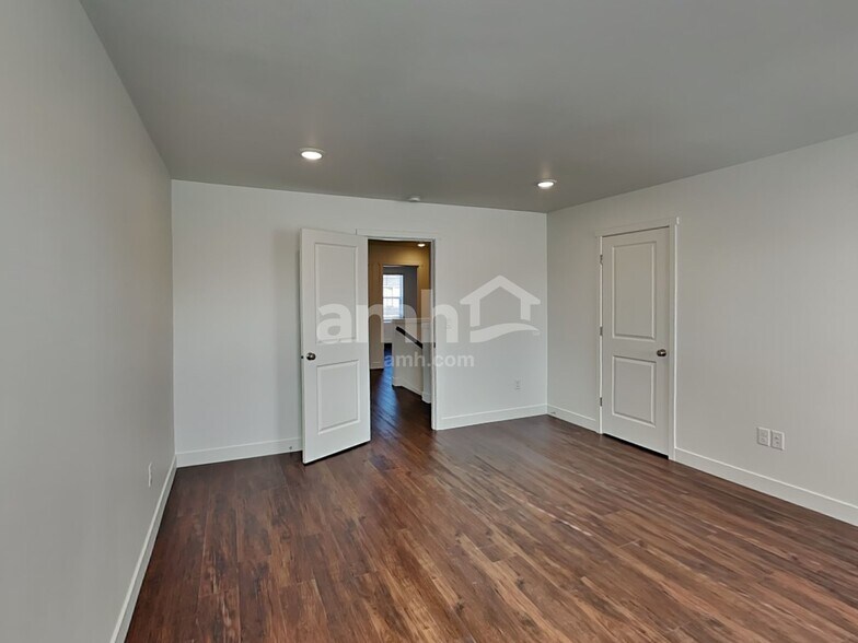 Building Photo - 4922 86th Ave NE