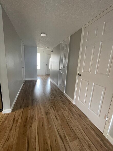 Building Photo - 1814 Whispering Oaks Ln