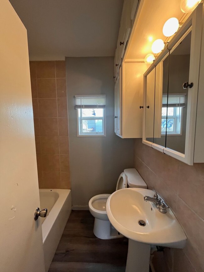 Building Photo - 3 Bedroom 1 Bath House in Davenport!