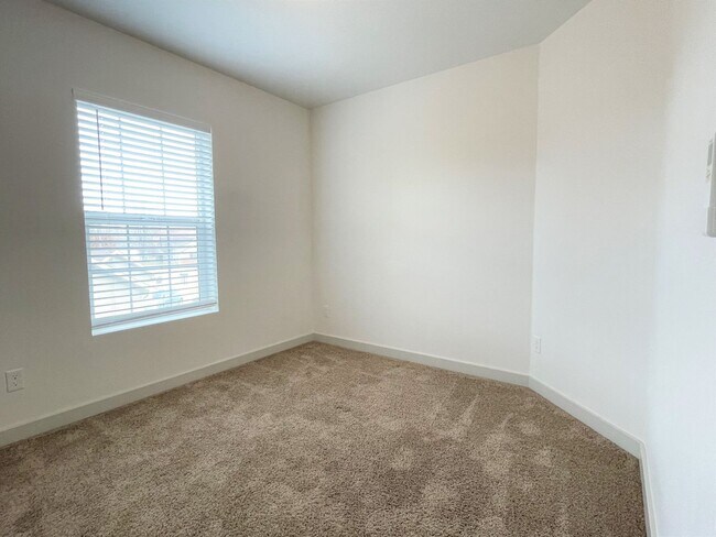 Building Photo - Beautiful3 bed 2,5 bath townhouse in Garden City