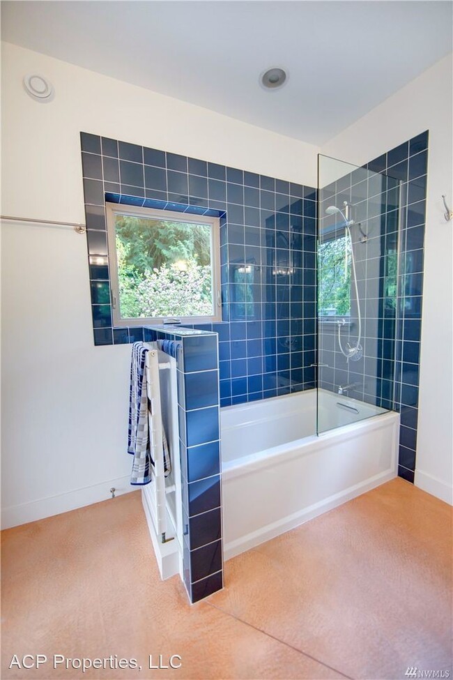 Building Photo - 4 br, 2 bath House - 931 W Lake Samish Dr.