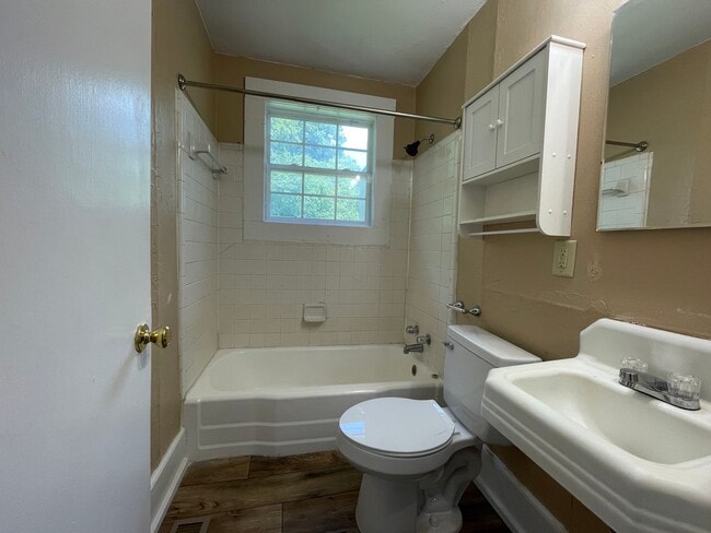 Building Photo - 571 Whitehead Rd