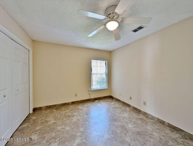 Building Photo - 2413 Cedar Trace Dr W