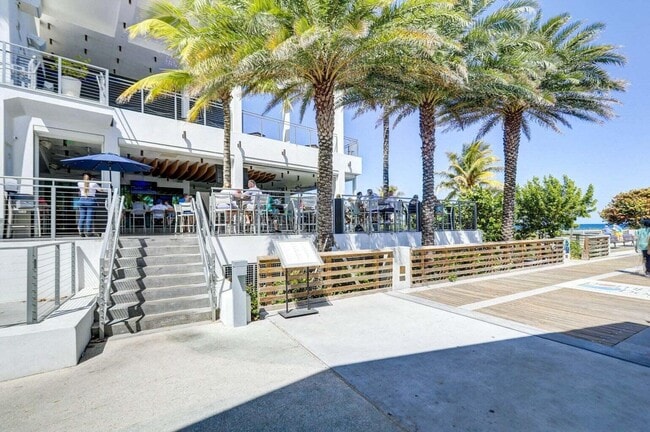 Building Photo - 100 SE 6th Ave