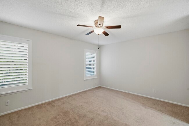 Building Photo - 1906 Hillingway St