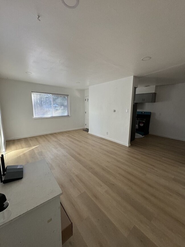 Building Photo - 2 Bedroom near Stateline