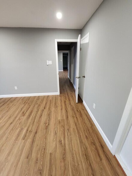 Building Photo - 817 Edison Glen Ter