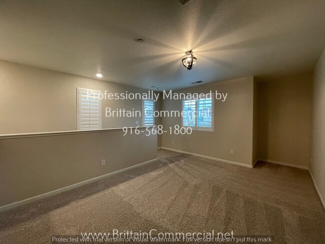 Building Photo - Gorgeous and Spacious 3 Bed 2.5 Bath Two-S...