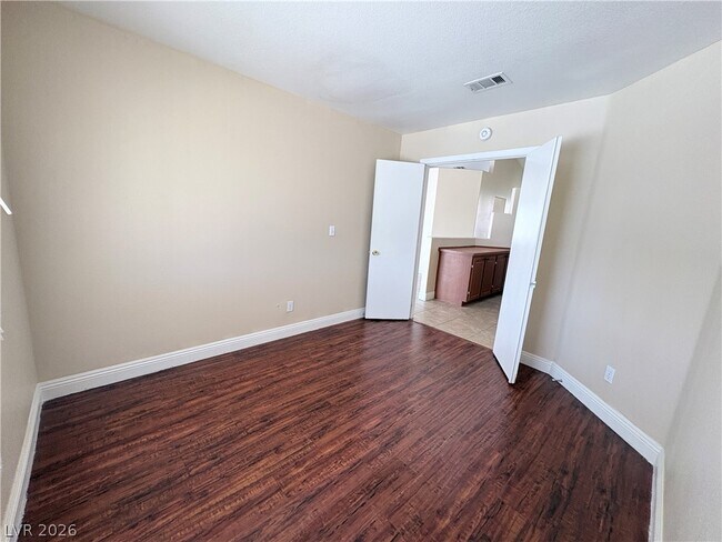 Building Photo - 1613 Crystal Chimes Dr