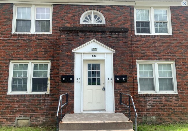 Building Photo - 529 E 7th St