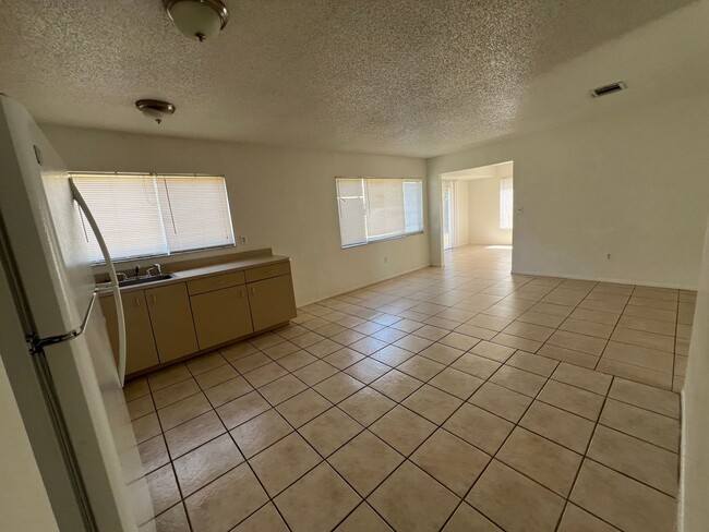 Building Photo - AVAIL 10/15 -- $1,250 ** Annual ** 3 Bed /...