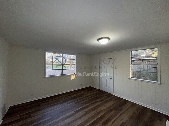 Building Photo - 3147 Shirley Dr