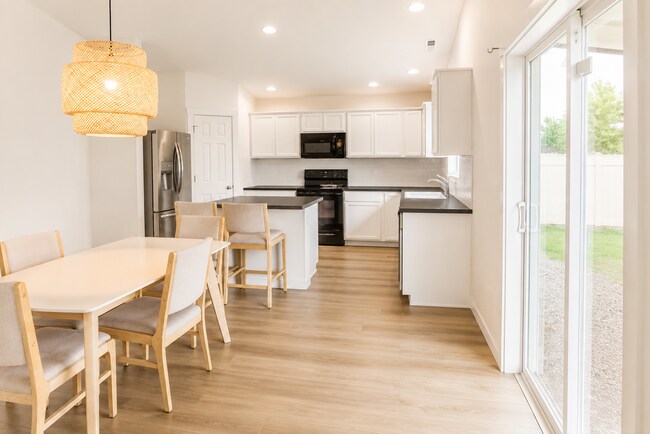 Building Photo - 4 Bedroom, 2 Bathroom Home Near Lake Lowell