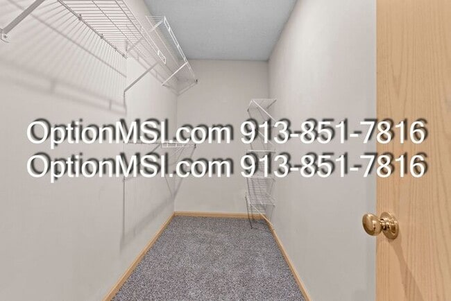 Building Photo - Well Maintained Half Duplex