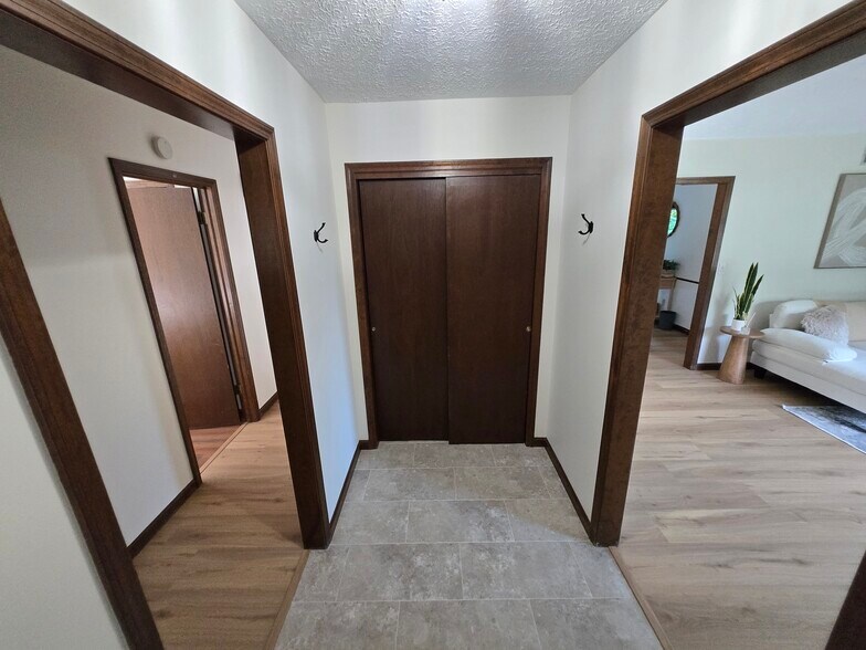 Building Photo - 1632 S Sycamore Ct