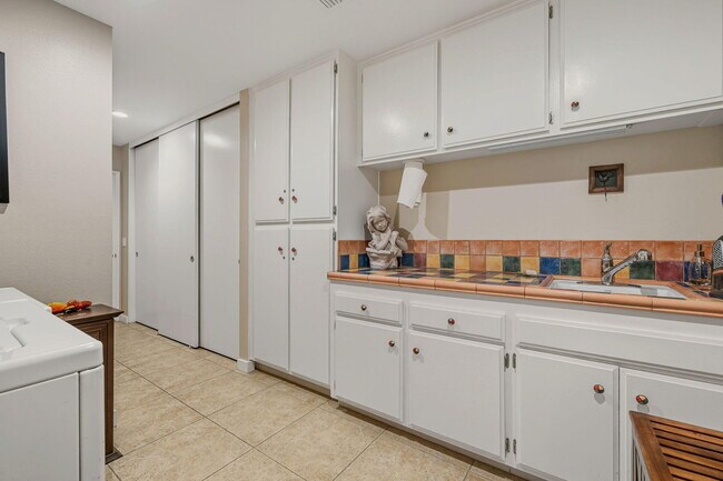 Building Photo - 10 Whittier Ct