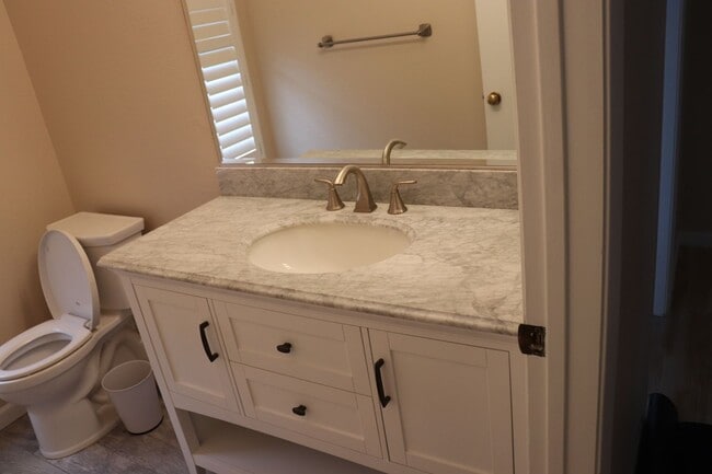 Building Photo - Spacious ALPINE 3 Bedroom 2.5 Bath 2 Story on a Cul De Sac