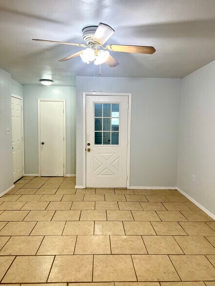 Building Photo - 2112 Tanglewood St