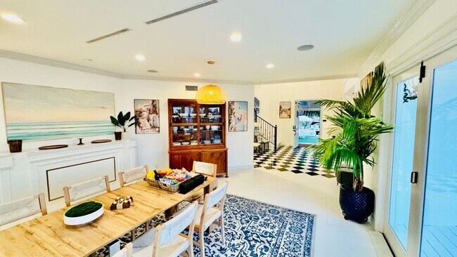 Building Photo - 1423 Floresta Pl