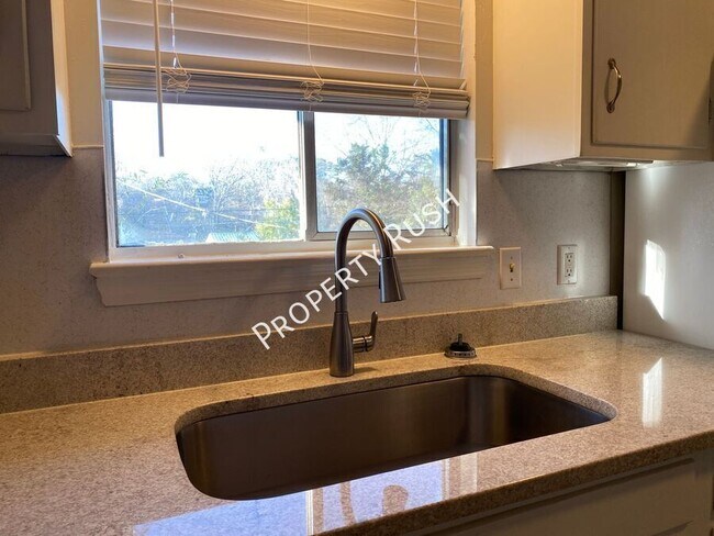 Building Photo - 4727 Tessie Ln