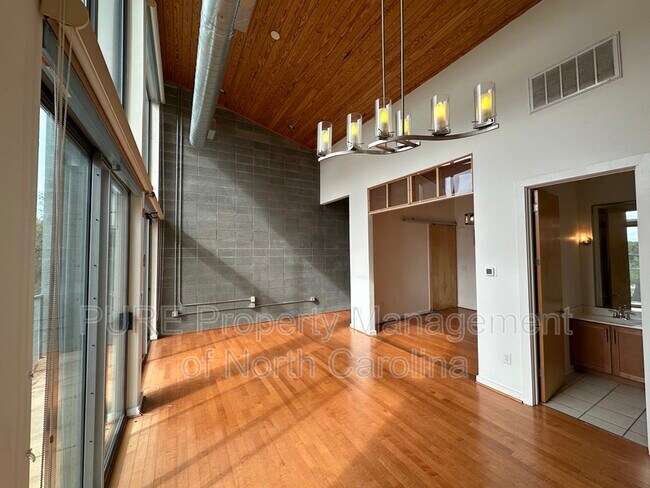 Building Photo - 2116 McClintock Rd