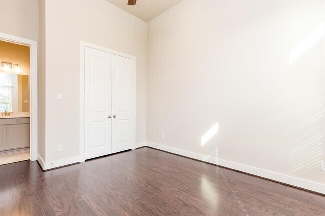 Building Photo - 5836 E Post Oak Ln