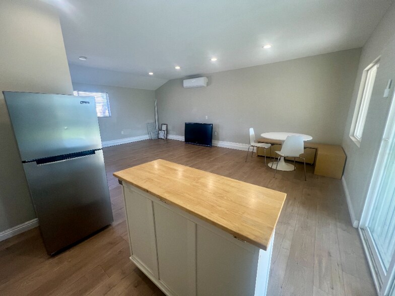 Building Photo - 5385 Howard St