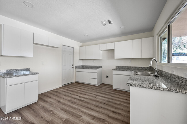 Building Photo - 3001 W Muriel Dr