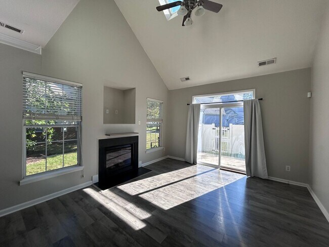 Building Photo - 3BR Townhouse Condo with Garage "ASK ABOUT OUR ZERO DEPOSIT"