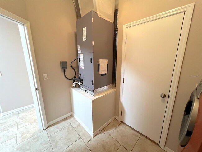 Building Photo - 7 Zither Ct