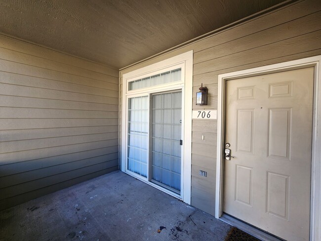 Building Photo - Corner Unit 2 Bed Townhome