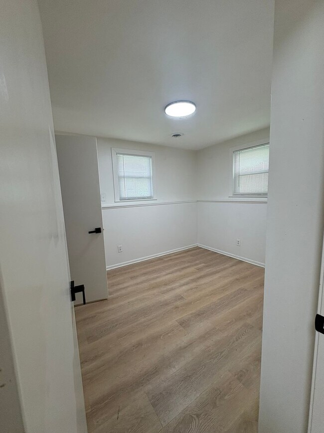 Building Photo - Delightful 2 Bedroom Bungalow Home-317 Woods