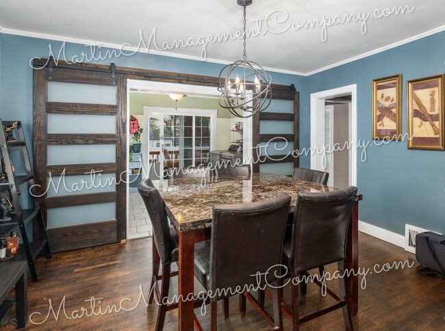 Building Photo - 906 S Barrett Ave