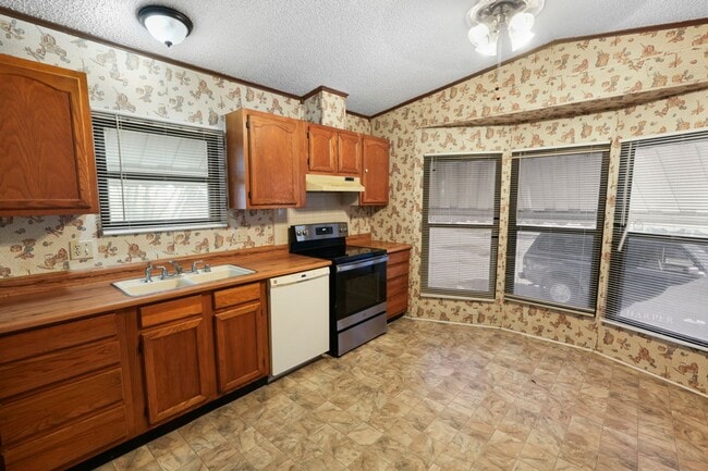 Building Photo - Charming Home Awaits: Spacious & in a Prime Location