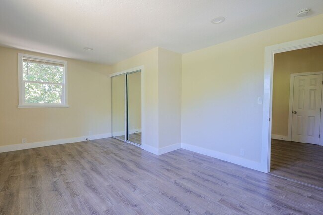 Building Photo - 071-02