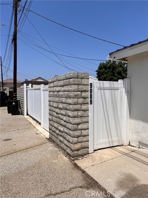 Building Photo - 9009 Monogram Ave
