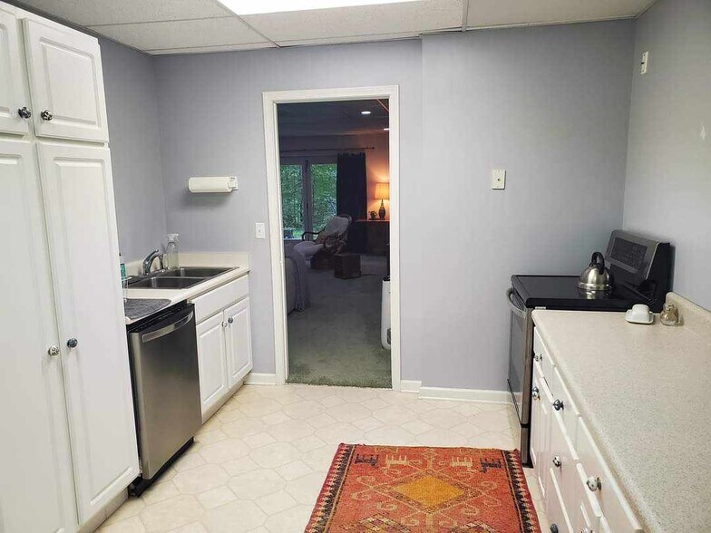 Building Photo - 10 White Birch Dr