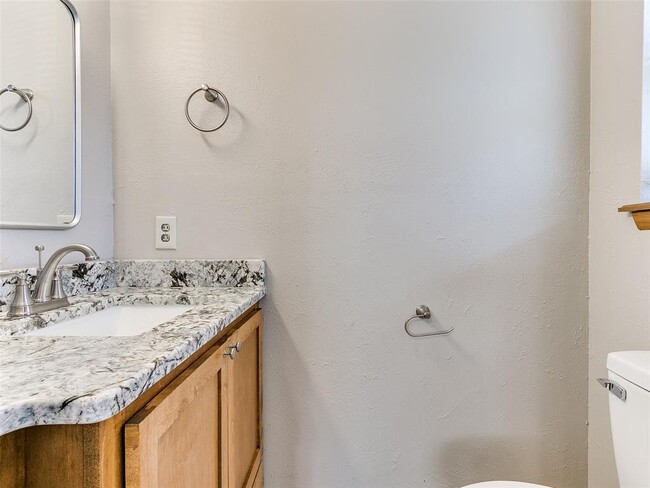 Building Photo - 214 Thompson Dr